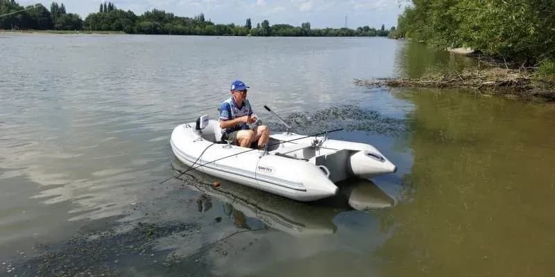 rybářský člun sportex na vodě