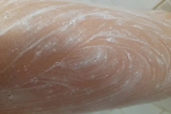 Nanášení tělového peelingu Curapil recenze