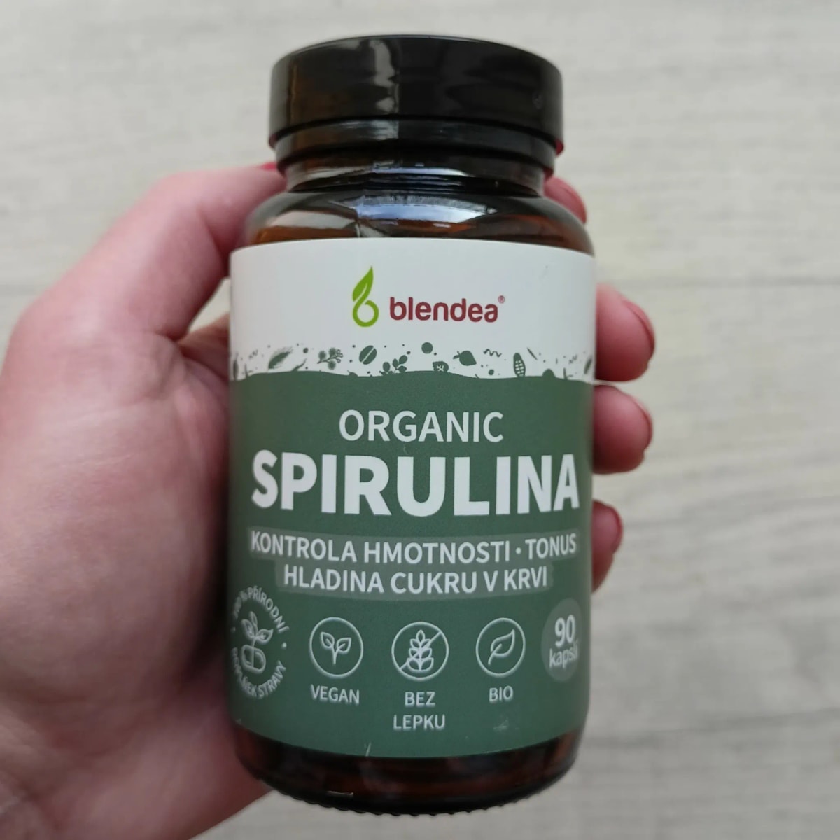 Blendea Spirulina - lahvička v ruce