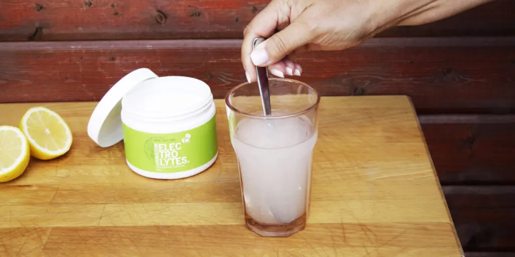 BrainMax Hydration Electrolytes jablko míchání ve sklenici