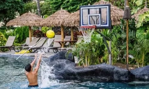 Basketbalový koš a jeho využití u bazénu – porovnání košů na basket