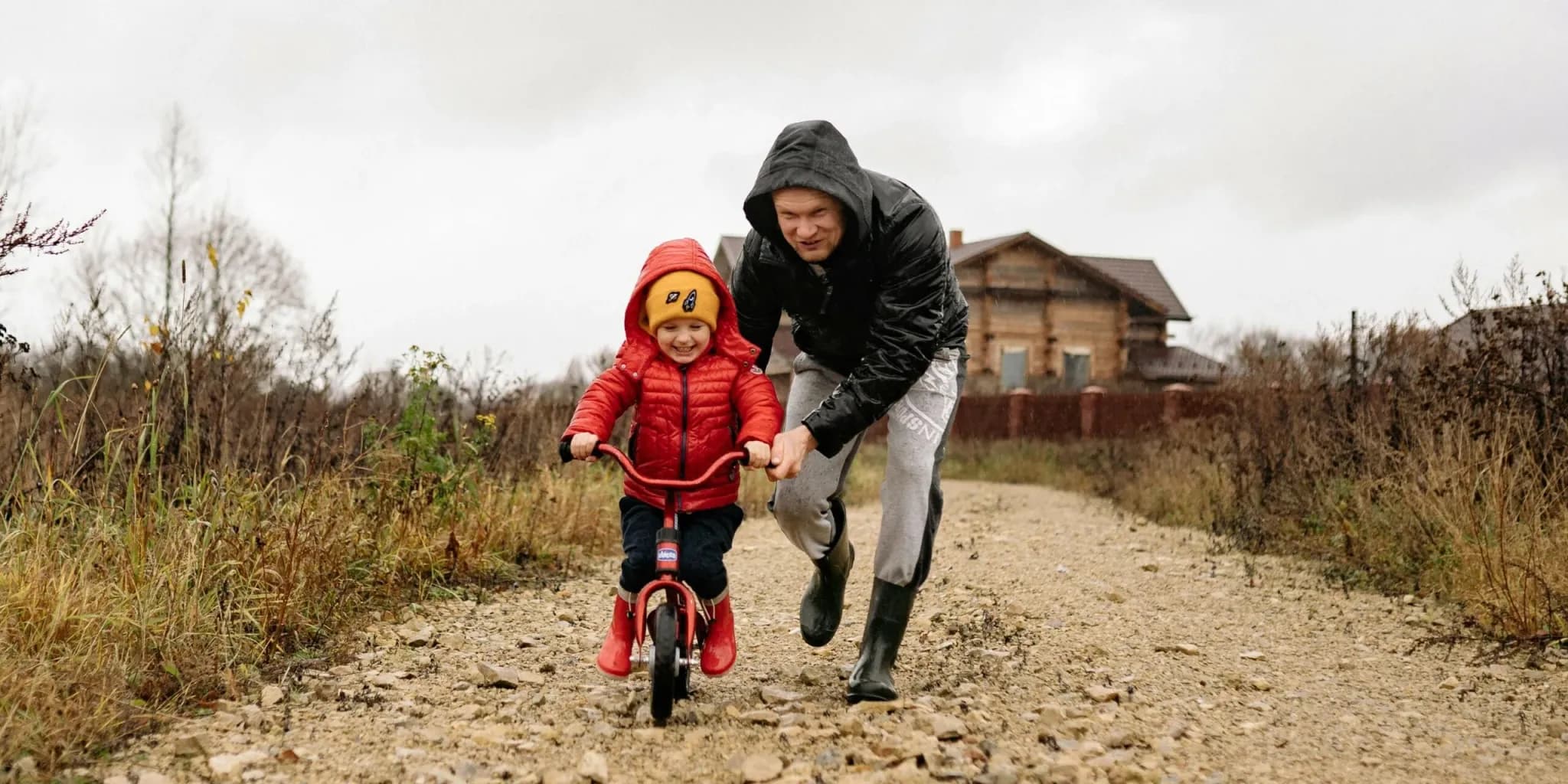Dětské kolo - dítě se učí na kole