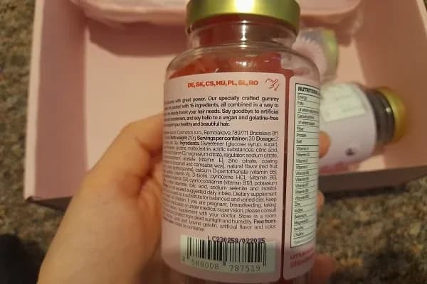 Etiketa vitamínů na vlasy Love is in the hair od Bloom Robbins