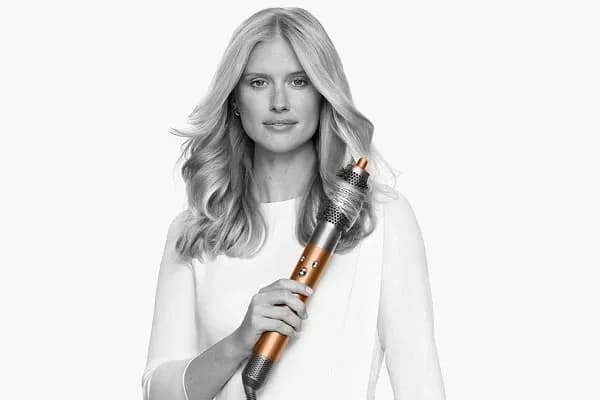 Úprava vlasů pomocí Dyson fén kulmy Airwrap