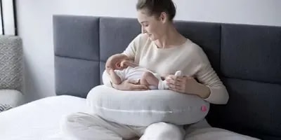 Jak správně používat kojící a těhotenský polštář