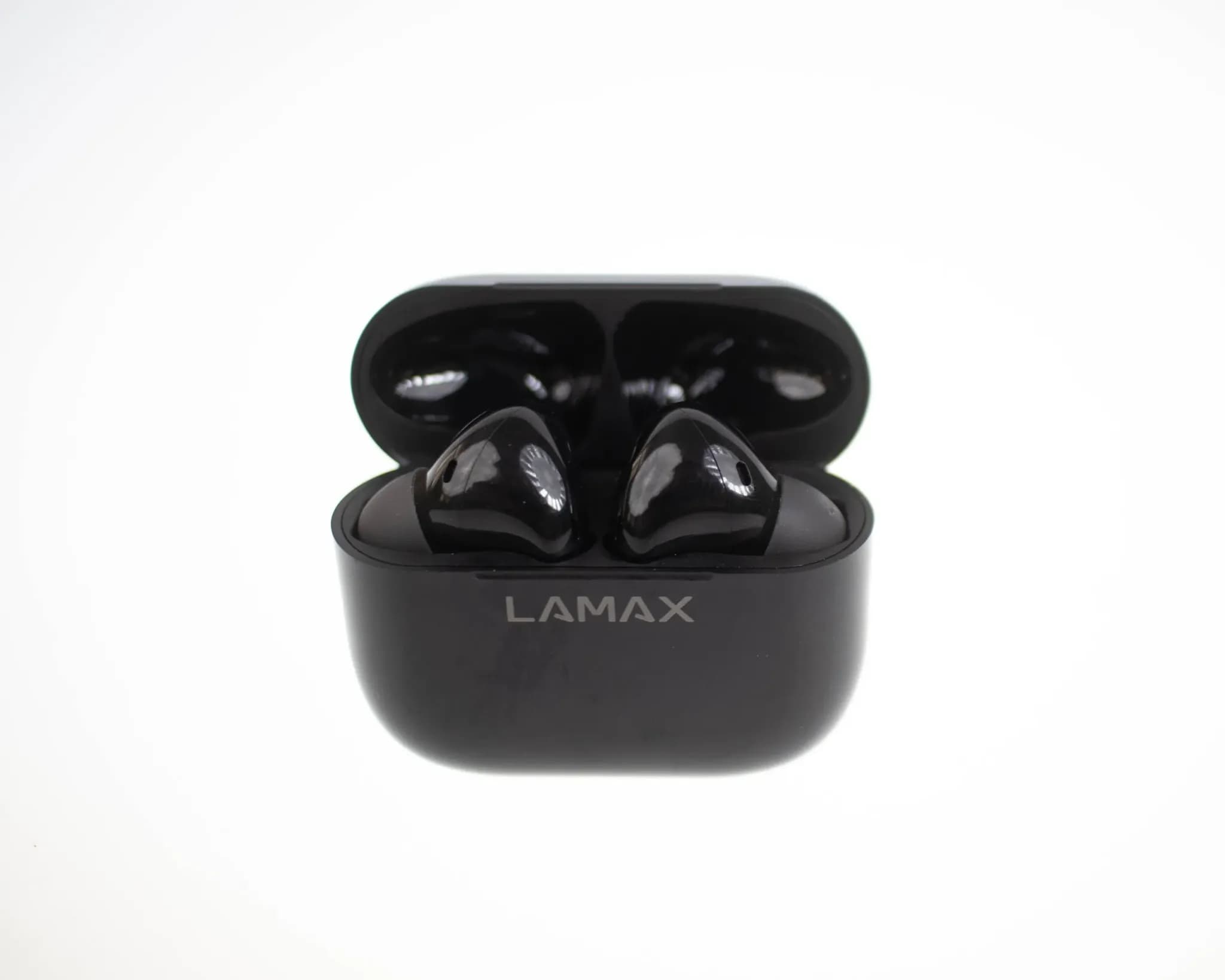Recenze bezdrátových sluchátek LAMAX Clips1 - pootevřená dobíjecí stanice