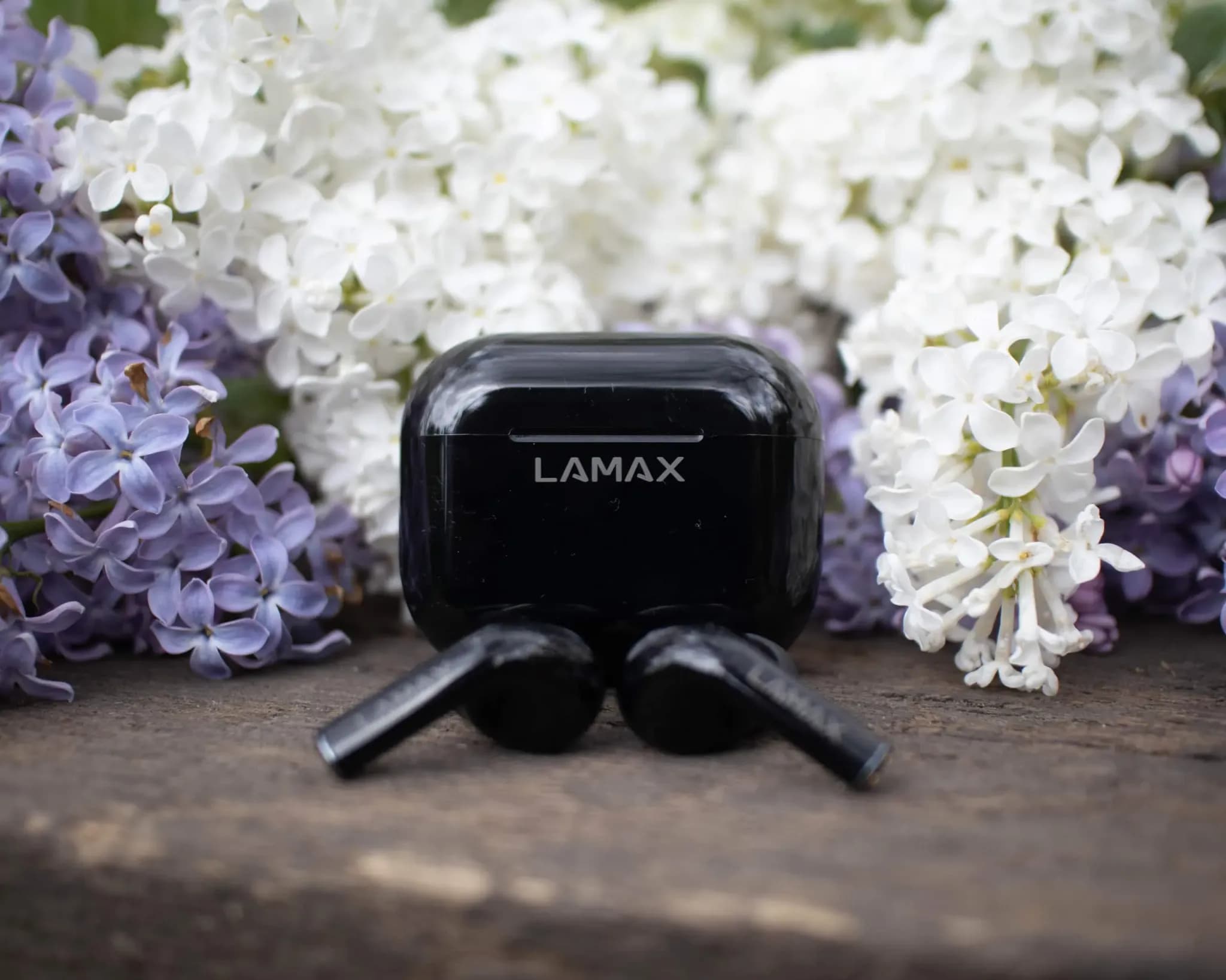 Recenze bezdrátových sluchátek LAMAX Clips1 - sluchátka nabíjecí stanice