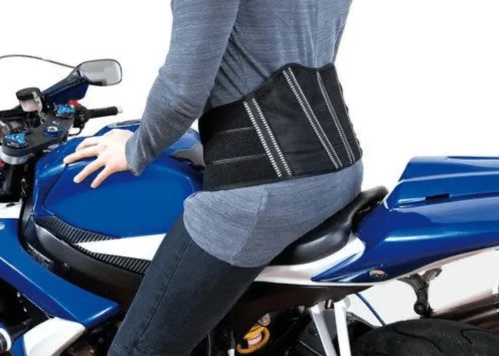Ledvinový pás na motorku