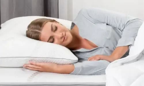 Matrace Dormeo Lux – žena spící na luxusní matraci