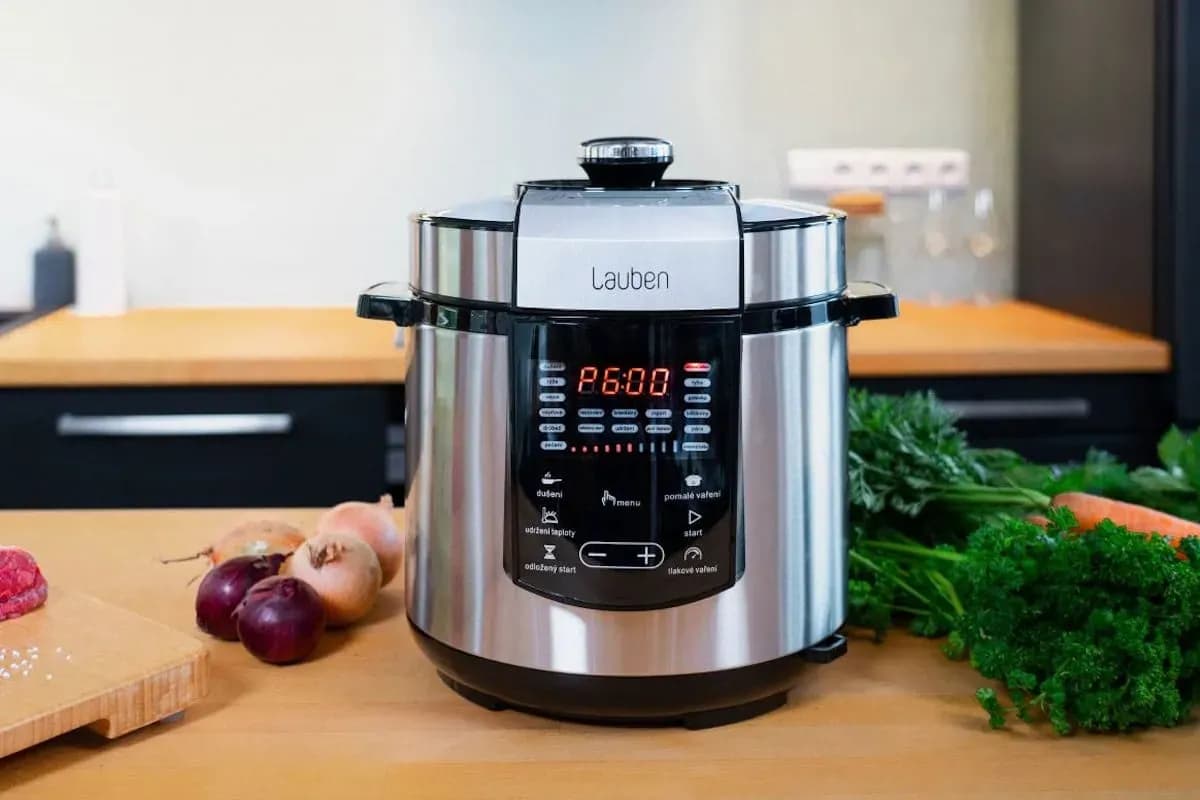 multifunkční hrnec Lauben Multi Cooker 18SB v kuchyni