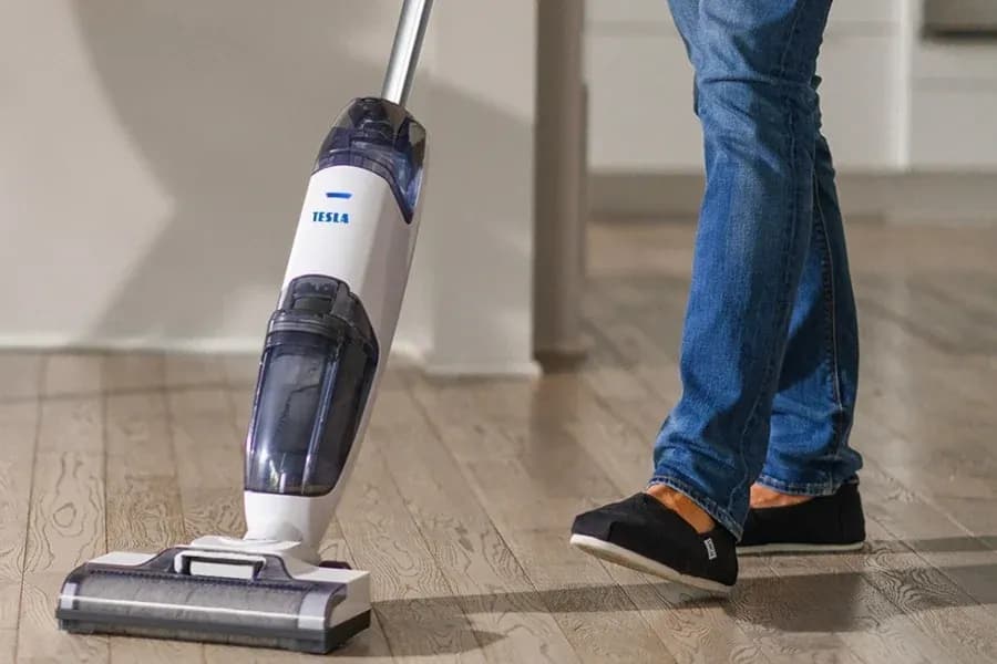 Recenze Tesla AquaStar AQ500 – nejlepší levná bateriová podlahová myčka