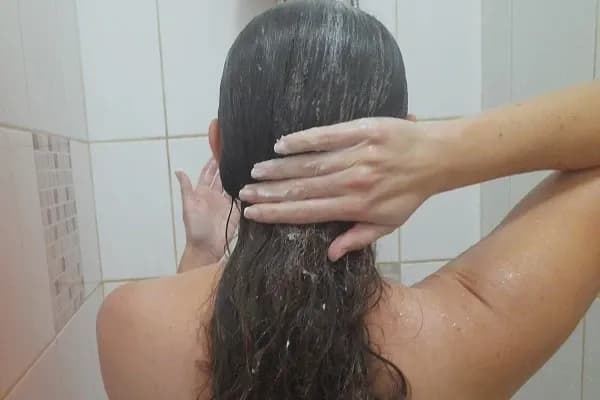 Nanášení masky na vlasy pro lesk a hebkost Venira