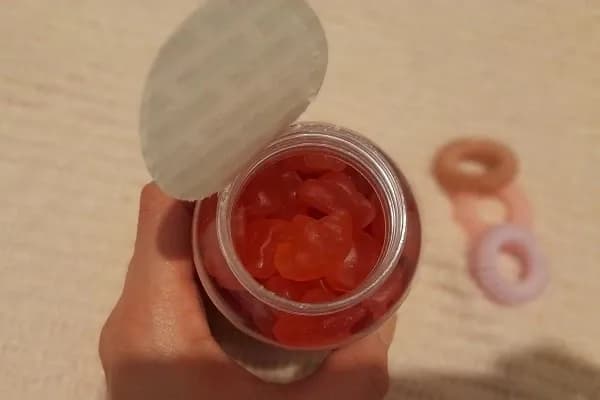 Obsah lahvičky s vitamíny na vlasy od Bloom Robbins