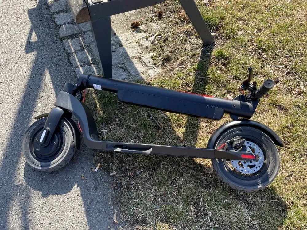 Recenze a test elektrokoloběžky Aerium HX8 ve složeném stavu