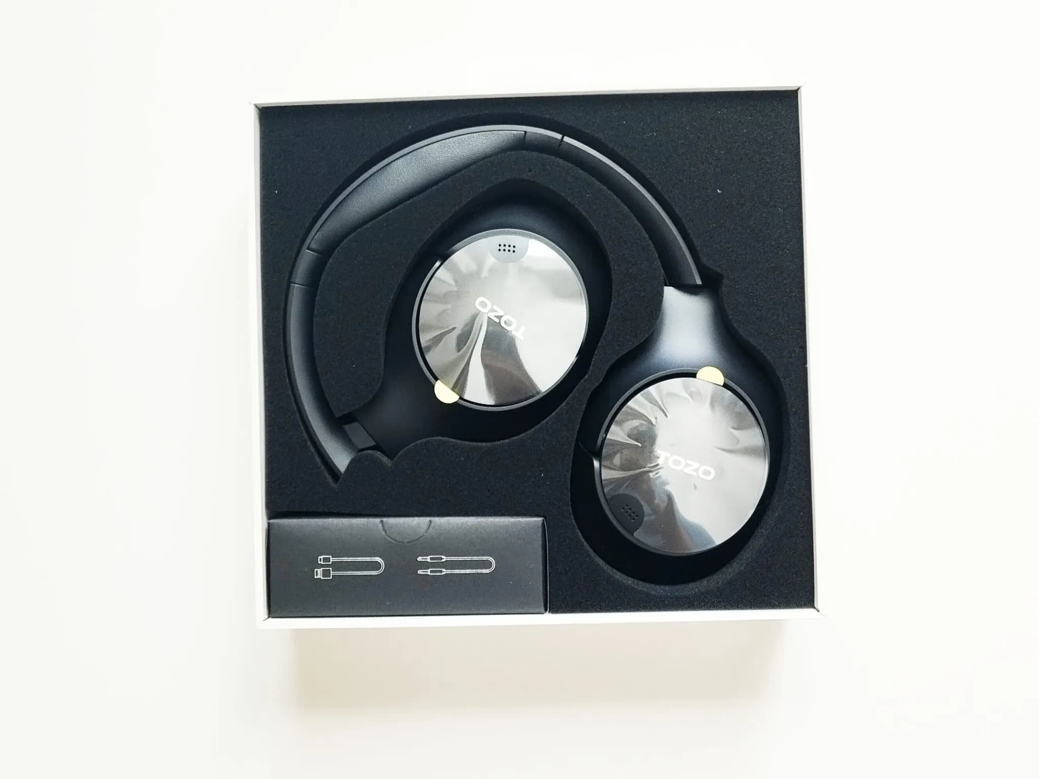 Recenze-bezdratovych-sluchaitek-TOZO-H10-unboxing-2-scaled.jpg