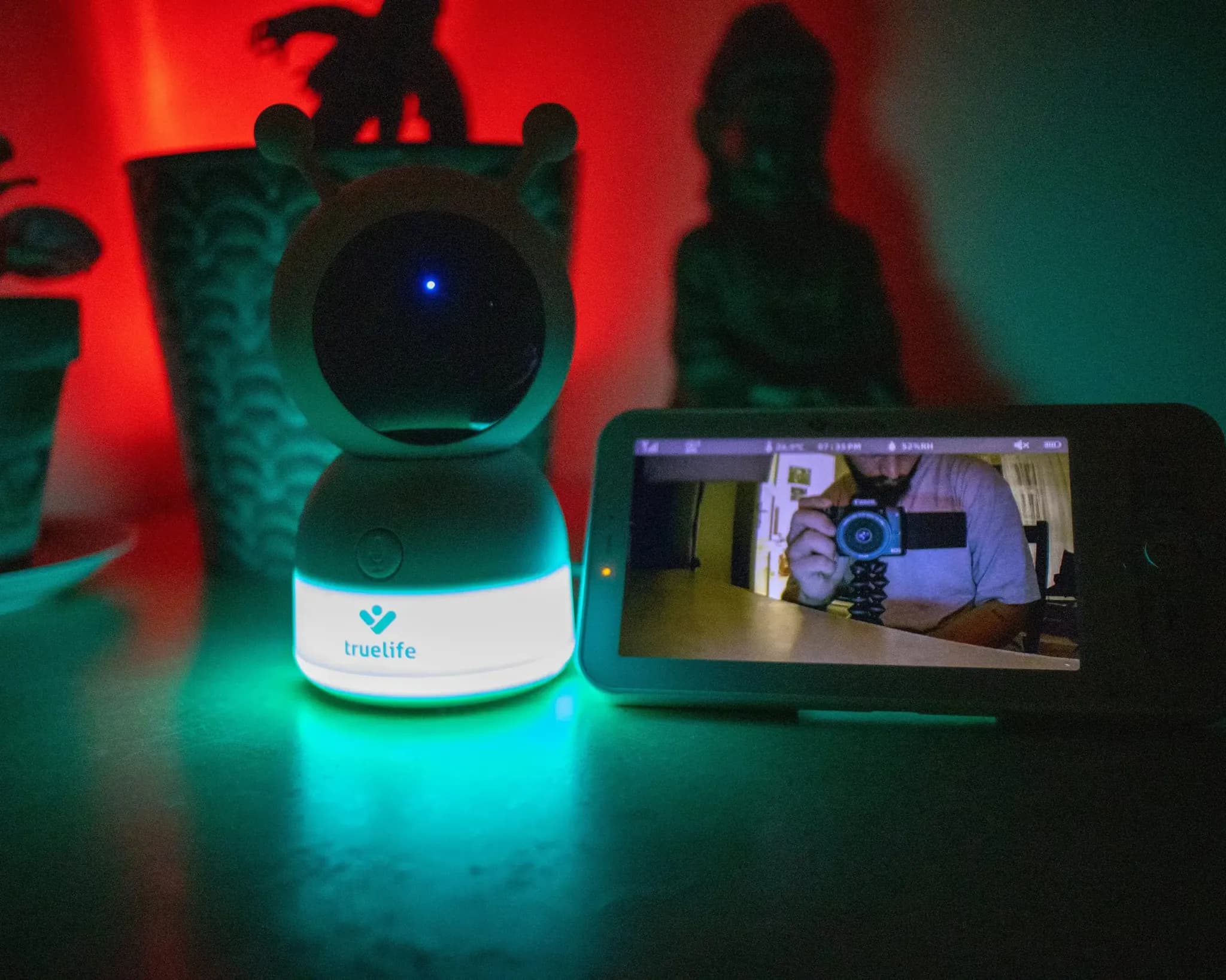 Recenze-TrueLife-NannyCam-R7-Dual-Smart-svetlo-s-displejem.jpg
