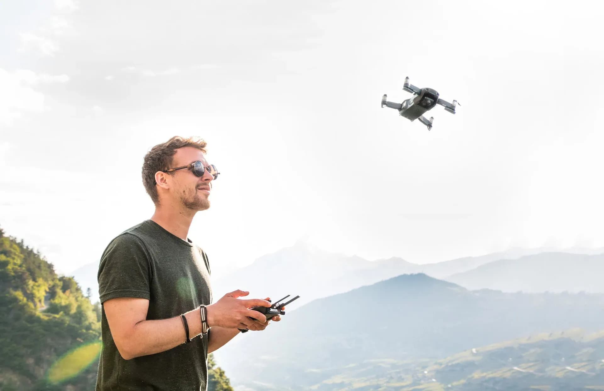 Muž ovládá dron