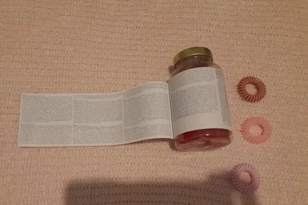 Rozbalovací etiketa vitamínů na vlasy od Bloom robbins