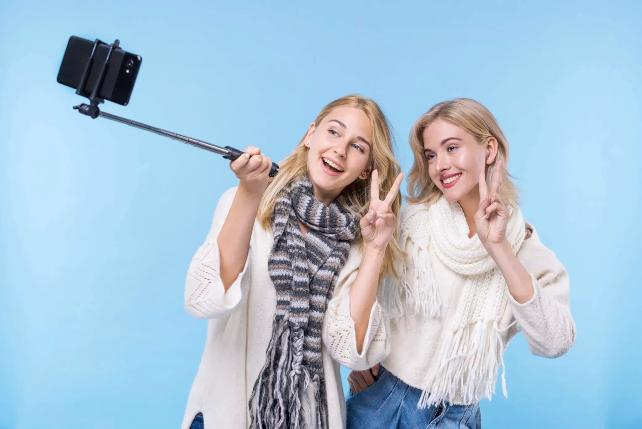 Selfie tyče - kamarádky se fotí