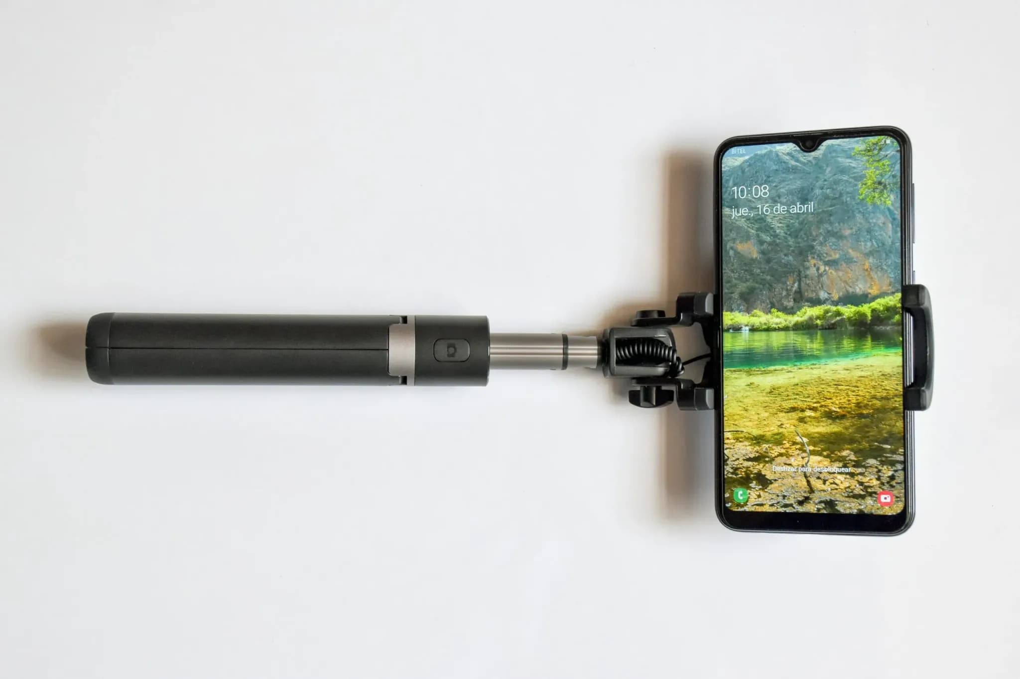Selfie tyč - mobil uchycený v držáku na selfie