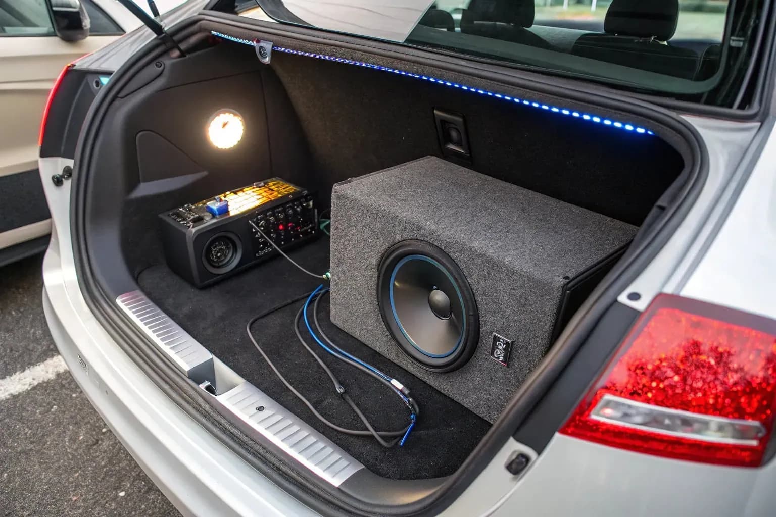Subwoofer v kufru auta