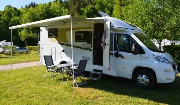 Trakční baterie pro karavany a lodě – recenze a srovnání trakčních akumulátorů