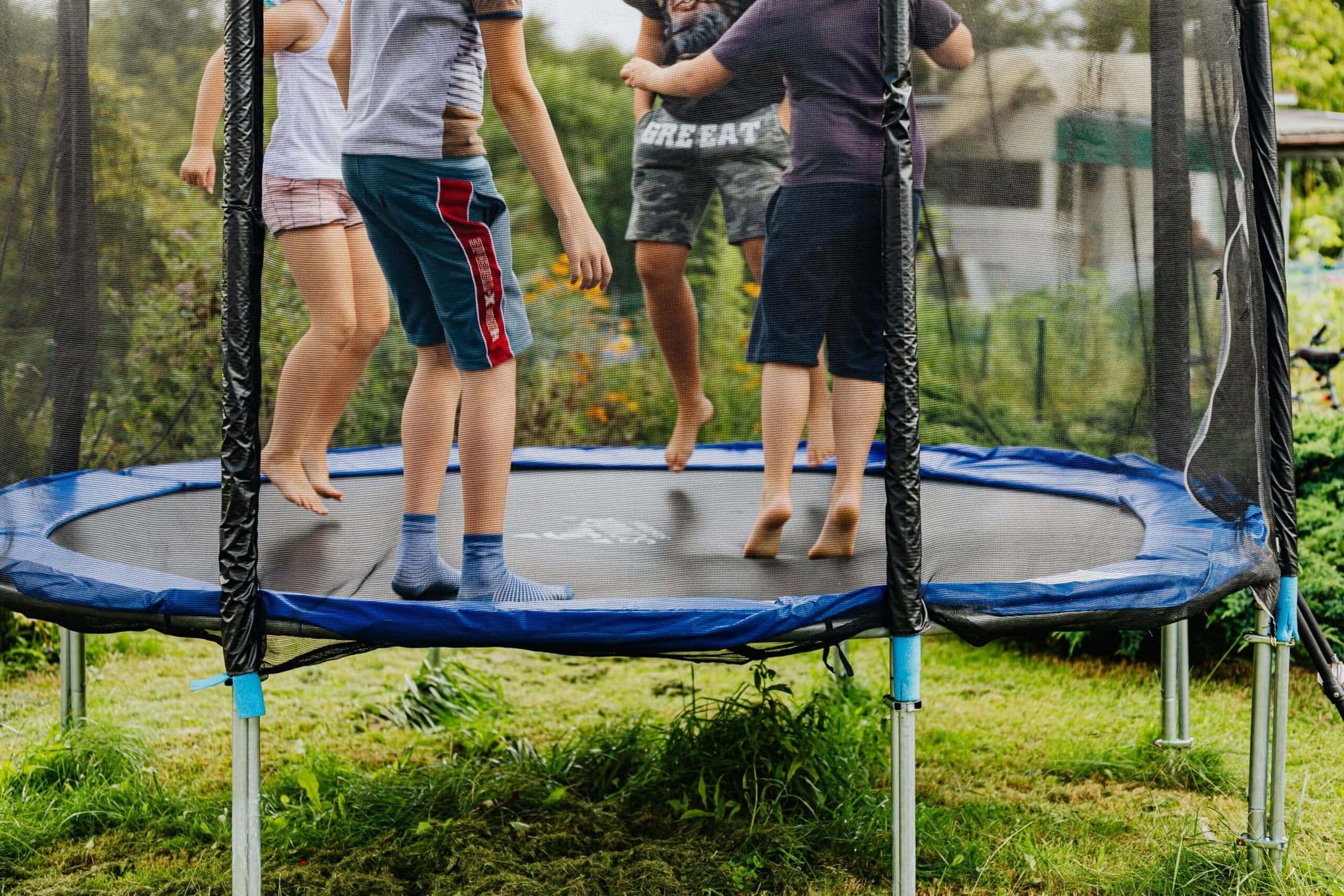 Děti na trampolíně