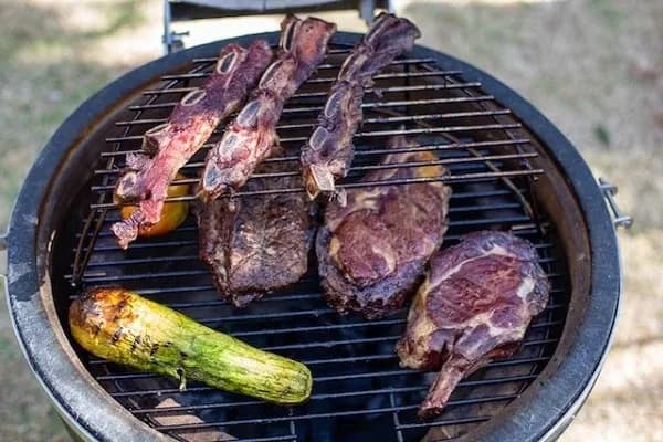 Grilování v keramickém grilu - obrázek do textu