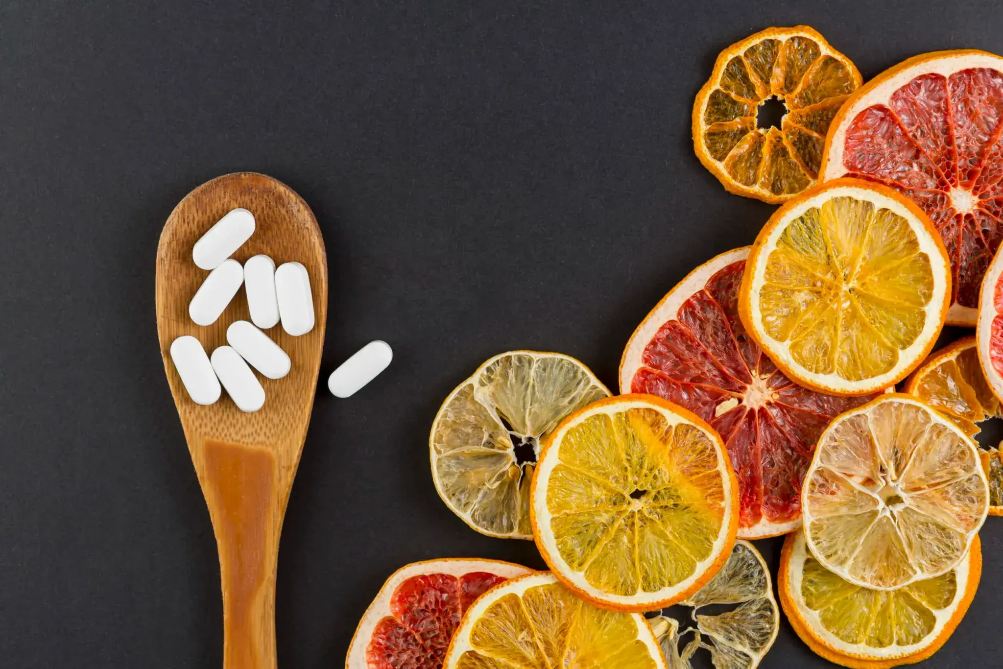 Lipozomální vitamin C - tablety a ovoce