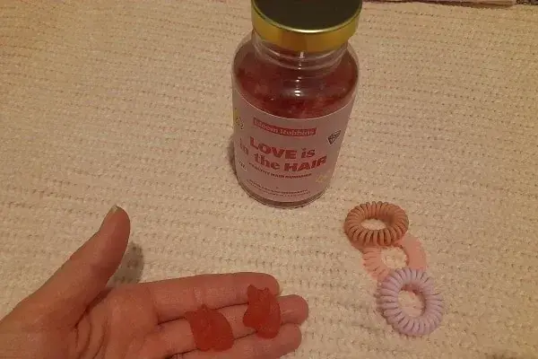 Vitamíny na vlasy od Bloom robbins ve formě gumových jednorožců