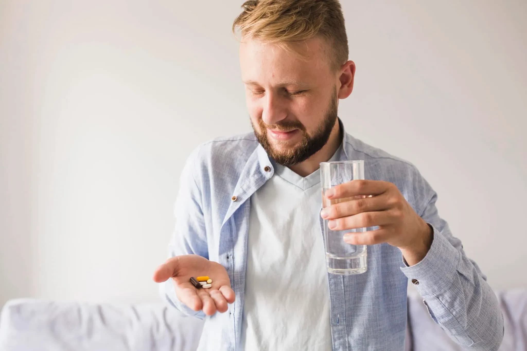 Vitamíny pro muže - muž s vitamínem v ruce