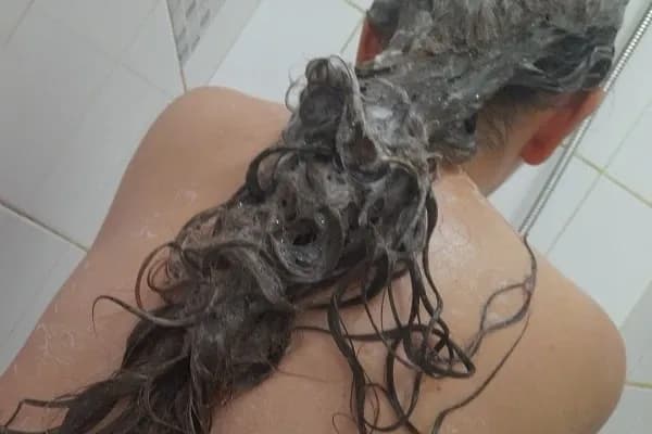 Nanášení přírodního šamponu pro mastné vlasy Venira recenze