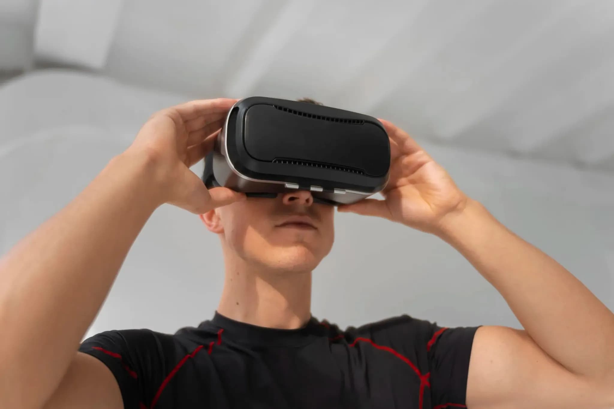 Muž s VR brýlemi