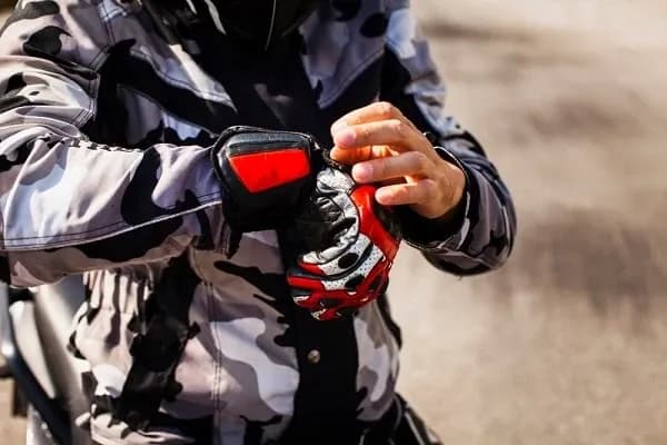 Vyhřívané rukavice na motorku - obrázek do textu