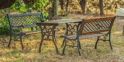 Tipy na zahradní nábytek (stoly, židle, lavice, houpačky…)