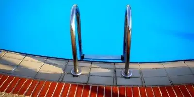 Nejlepší schůdky do bazénu + Jak vybrat bazénové schůdky