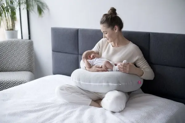 Jak správně používat kojící a těhotenský polštář