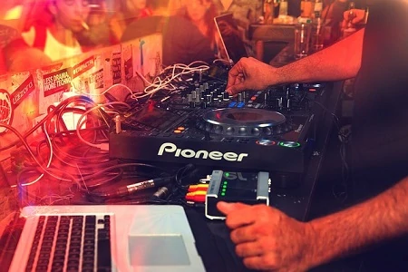 Mixpult pro DJ versus mixpult pro hudebníky - nejlepší mixážní pulty