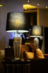 stylová lampa na noční stolek