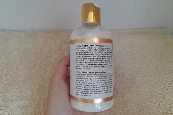Etiketa přírodního šamponu pro mastné vlasy Venira recenze