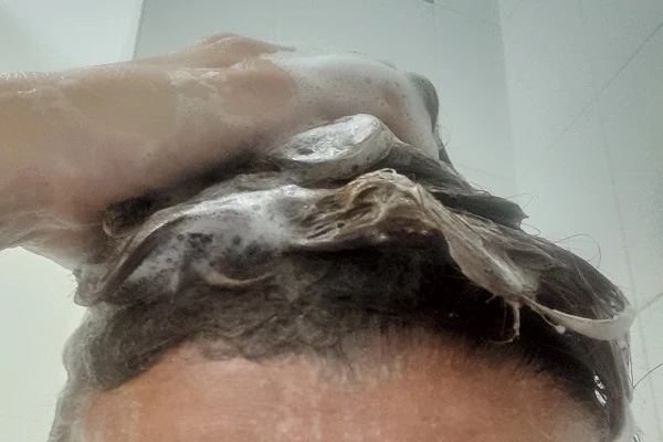 Používání přírodního šamponu pro mastné vlasy Venira recenze
