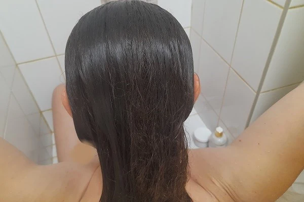 Vlasy po spláchnutí masky pro lesk a hebkost Venira
