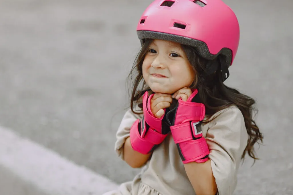 Malé dítě s chrániči a helmou
