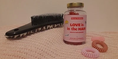 Recenze vitamínů na vlasy Bloom Robbins love is in the hair