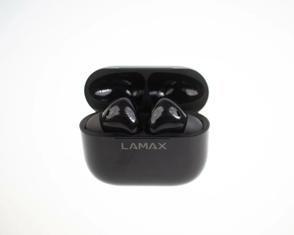 Recenze bezdrátových sluchátek LAMAX Clips1 - pootevřená dobíjecí stanice