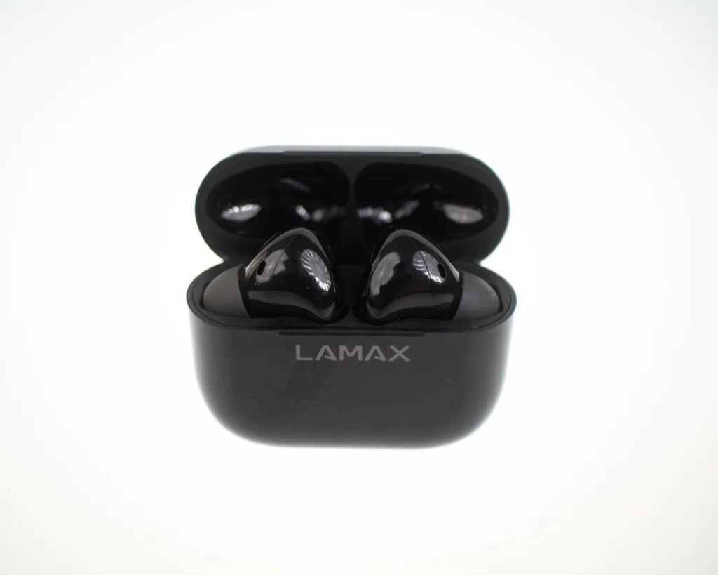Recenze bezdrátových sluchátek LAMAX Clips1 - sluchátka v nabíjecí stanici