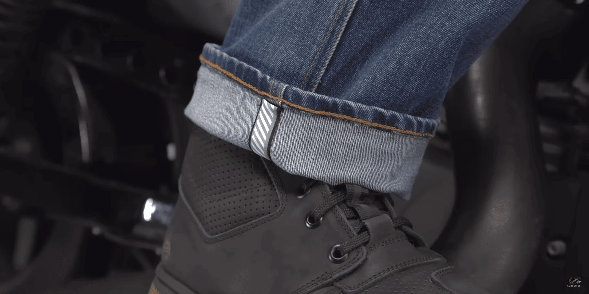 Kalhoty na motorku - reflexní prvek