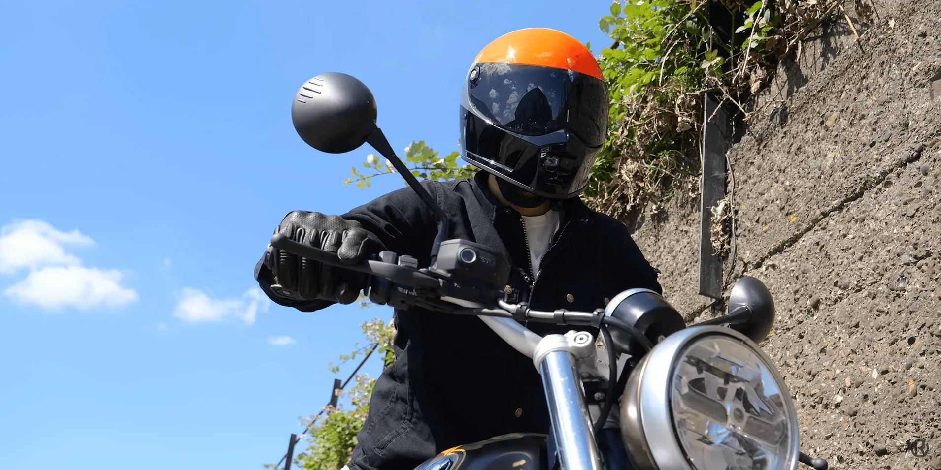 Retro helmy na motorku - jízda na motorce