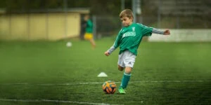 dítě hraje fotbal