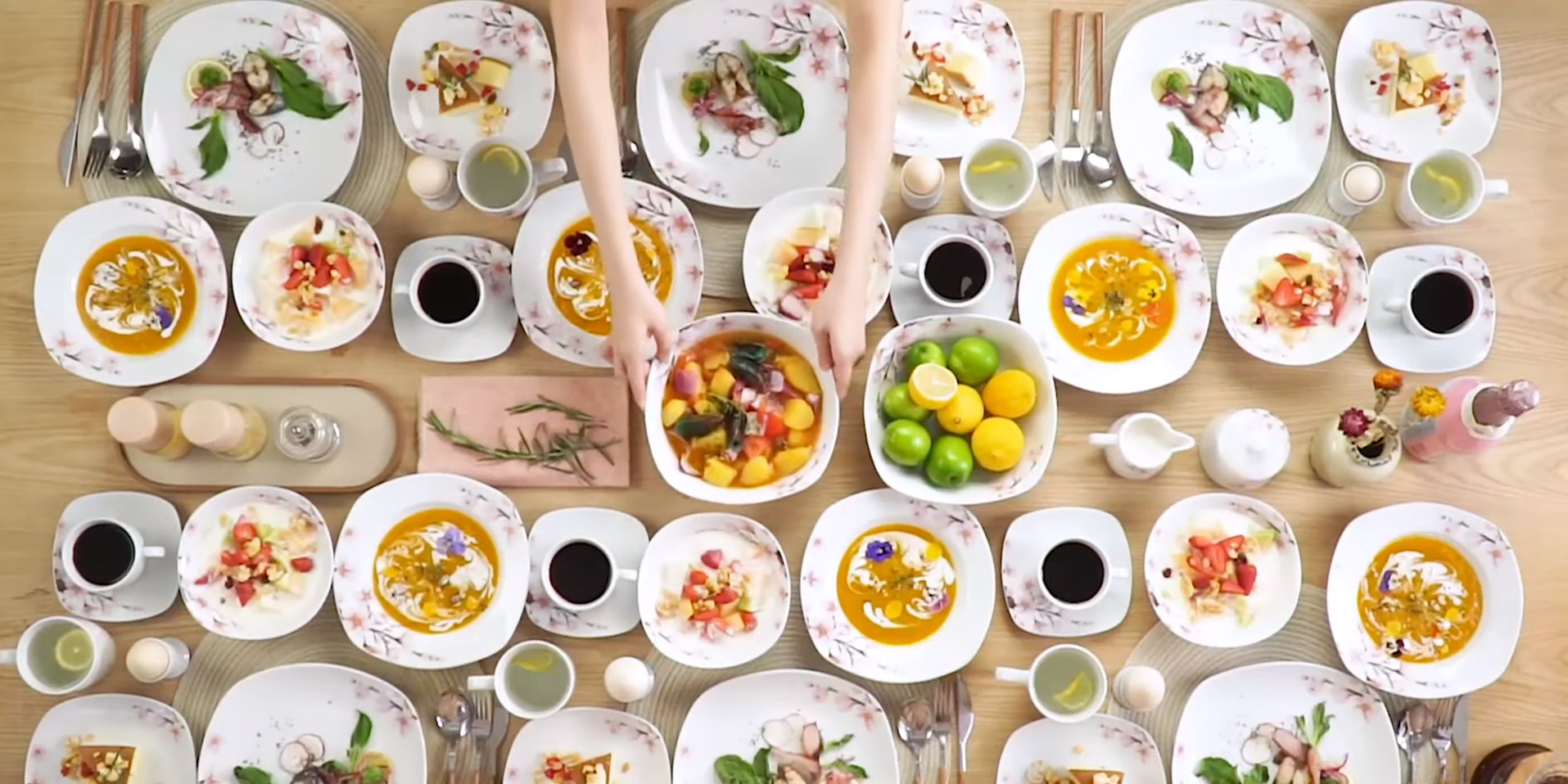 Sady talířů - stolování pro více lidí
